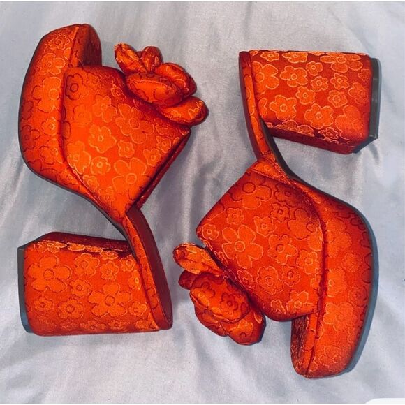 NWT GB Sweet Treat Rosette Daisy Print Satin Platform Sandals Orange Size 8 - Picture 3 of 7